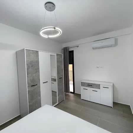 Modern Apartment In Central Vlorë Exterior foto